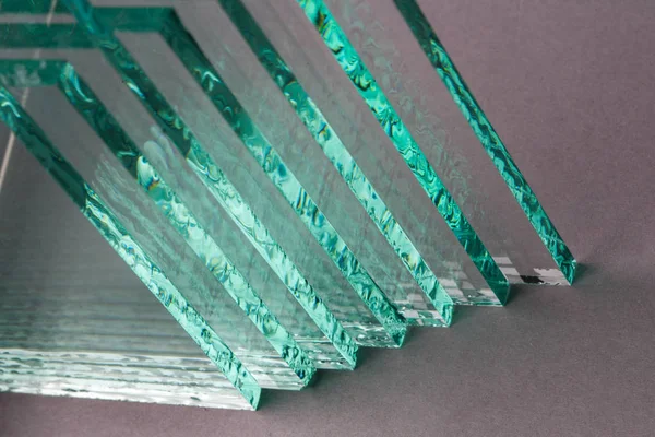 Sheets of Factory manufacturing tempered clear float glass panels cut to size — Stock Photo, Image