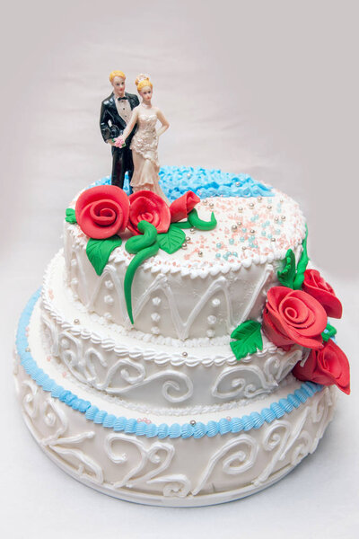 Свадебный торт на светлом фоне
