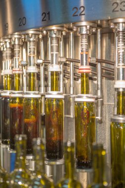 Makine modern şaraphane, şişeleme, etiketlenmemiş cam şişeler