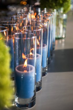 Mum ışığı ve bokeh arkaplanlı romantik bir gece.