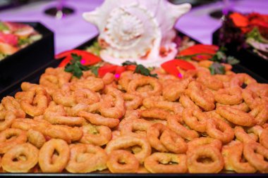 Derin meyilli kızarmış kalamar halkaları kalamar plaka