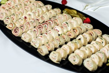 İnce krep ruloları füme somon, krem peynir, soğan ve marul..