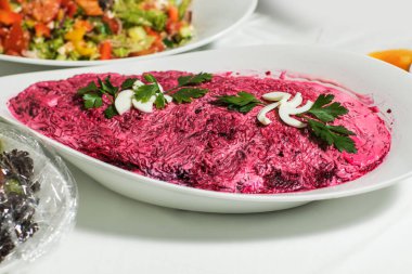 Rus geleneksel ringa balığı salatası bakış açısı.