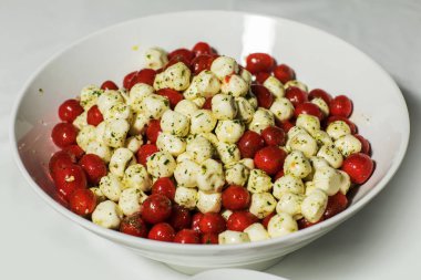 Domates, mozarella ve fesleğenli çubuklar. Baharatlı.