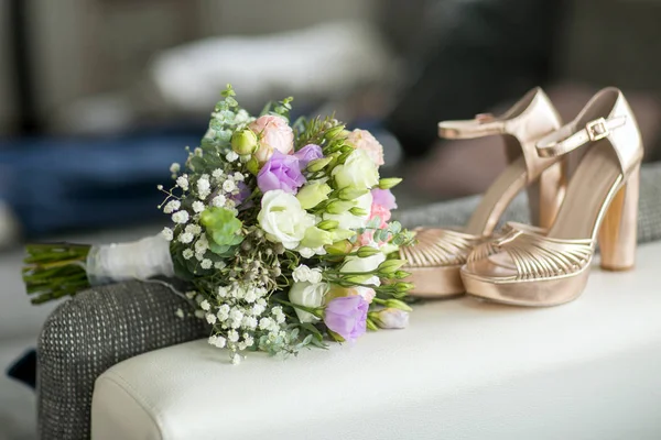 Hermoso ramo de bodas y zapatos de novias. Fondo tema Vintage —  Fotos de Stock