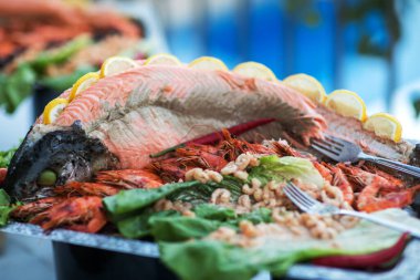 baharatlı bir kabuk ile pişmiş somon