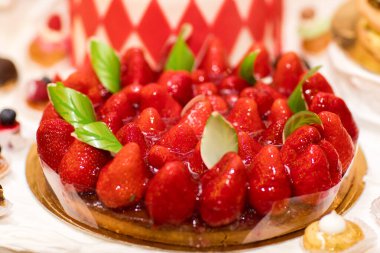 Çilek arkaplan üst görünüm. Çilek reçeli, meyve suyu.