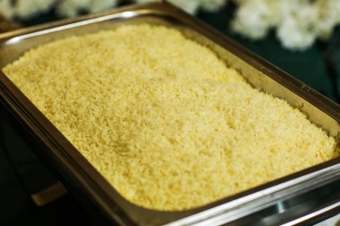 bir tabağa haşlanmış pirinç