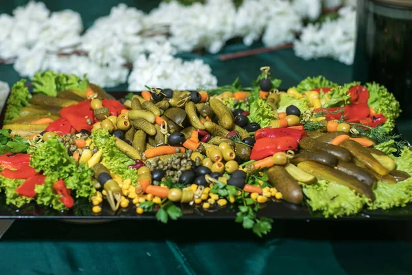 Legumbres en escabeche, tomates pepinos espárragos y col de ajo —  Fotos de Stock