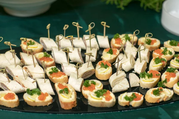 Rolls of thin pancakes with smoked salmon, cream cheese, chives and lettuce. — Stock Photo, Image