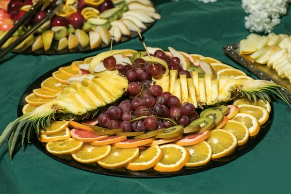 Frutas frescas. Comida saludable. Frutas mixtas y frutos secos de fondo.Alimentación saludable, dieta, frutas del amor . —  Fotos de Stock