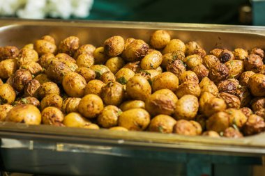 biberiyeli fırında patates.