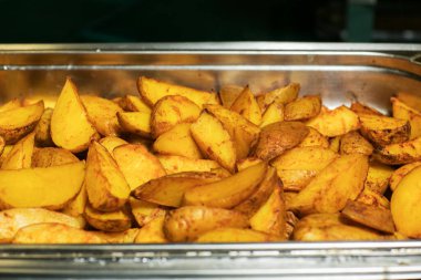 biberiyeli fırında patates.