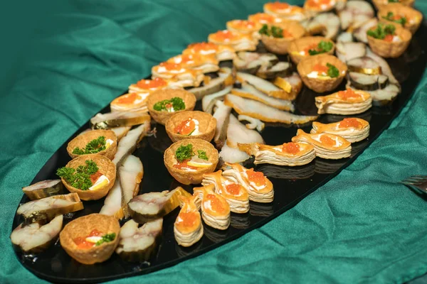 Törtchen mit rotem Kaviar in Nahaufnahme. Gourmet-Essen aus nächster Nähe, Vorspeise — Stockfoto