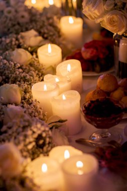 Akşam Yemeği masaya yanan mum bulanık resim