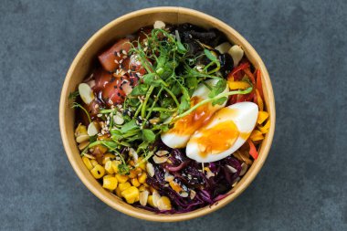 Hawaii somon balığı kabı, salatalık, domates, susam tohumu ve yosun. Diyet yemek.