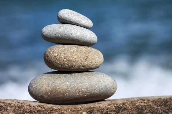 Equilibrio de piedras, guijarros apilan sobre el mar azul en Croacia. Cielo azul en la soleada costa adriática en verano — Foto de Stock