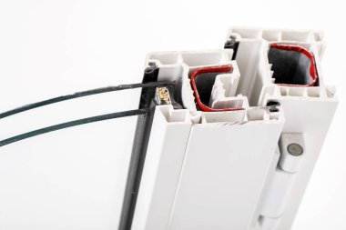 Ahşap etkisinin bir kesiti İç profil ve inşaat kalitesini göstermek için çift cam kesimi