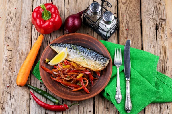 Gebakken makreel met groenten op houten tafel — Stockfoto