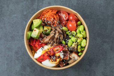 Geleneksel Hawaii somon kabını karton bir kutuda dürtüyor.