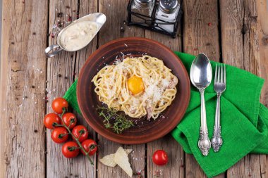 Tahta masadaki İtalyan spagettisi.