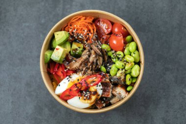 Geleneksel Hawaii somon kabını karton bir kutuda dürtüyor.