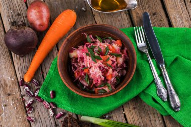 Pancar salatası Tahta bir kasede Vinaigrette