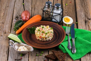 salata olivier. geleneksel Rus salatası. sebze salatası