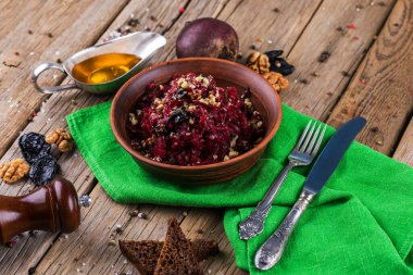 Kuru erik ve pancar salatası.