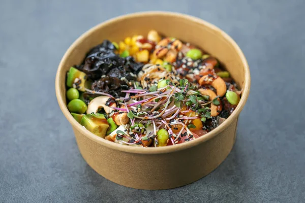 Geleneksel Hawaii somon kabını karton bir kutuda dürtüyor.