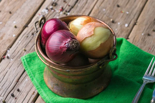 Rote und gelbe Zwiebeln auf hölzernem Hintergrund — Stockfoto