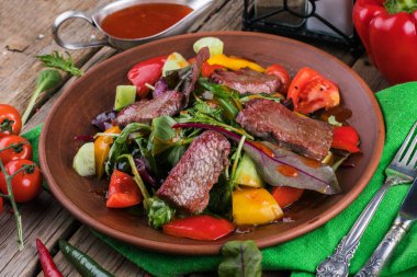 Sebzeli dana salatası. Beyaz tabakta salata.