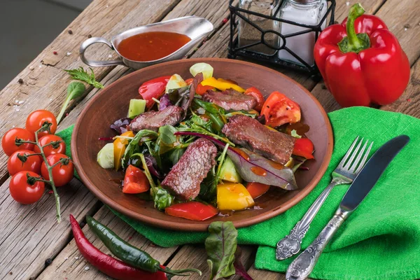 Ensalada de ternera con verduras. Ensalada en un plato blanco . — Foto de Stock