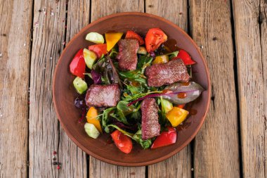 Sebzeli dana salatası. Beyaz tabakta salata.