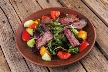 Sebzeli dana salatası. Beyaz tabakta salata.