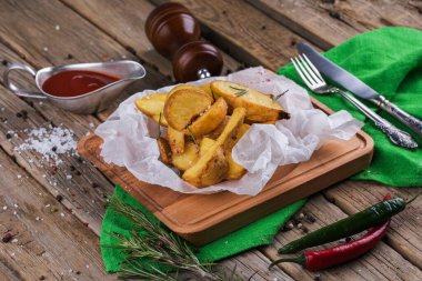 Otlu fırında patates ve dereotuyla süslenmiş ketçap..