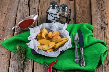 Otlu fırında patates ve dereotuyla süslenmiş ketçap..