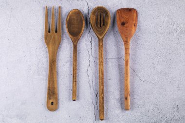 Gri arka planda ahşap mutfak aletleri