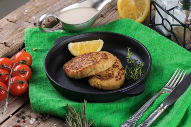 Tavada dereotlu pirzola.