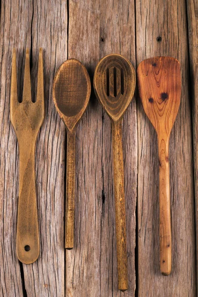 Utensílios de cozinha de madeira sobre fundo de madeira — Fotografia de Stock