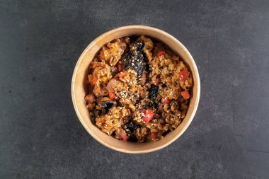 Biftek ve sebzeli kızarmış Japon pilavı ve bir kutu sığır eti.