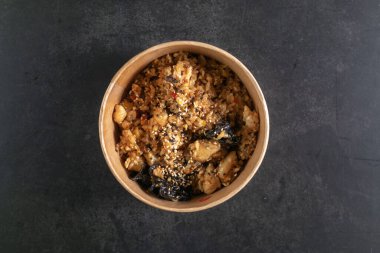 Biftek ve sebzeli kızarmış Japon pilavı ve bir kutu sığır eti.