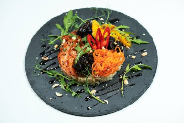 Hawaii somon balığı kasesi, pilav, turp, salatalık, domates, susam tohumu ve yosun. Buda kasesi. Diyet yemek.