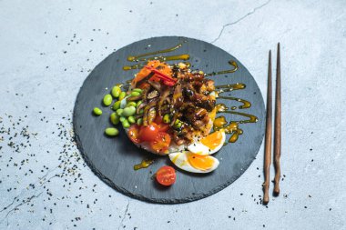 Çiğ somon, pirinç, ananas ve sebzeli dürtme kasesi.