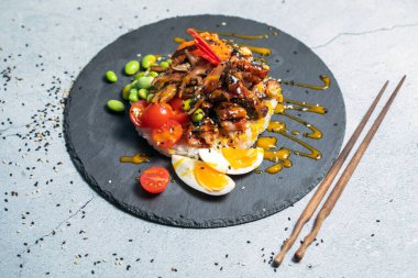 Çiğ somon, pirinç, ananas ve sebzeli dürtme kasesi.