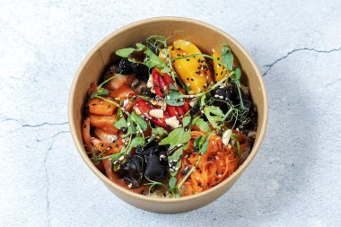 Çiğ somon, pirinç, ananas ve sebzeli dürtme kasesi.