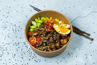 Çiğ somon, pirinç, ananas ve sebzeli dürtme kasesi.