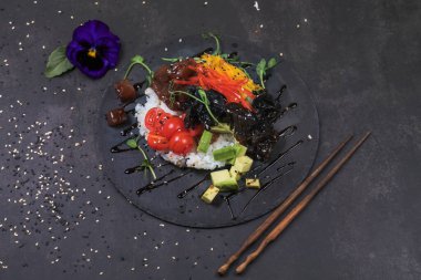 Çiğ somon, pirinç, ananas ve sebzeli dürtme kasesi.