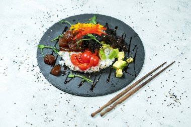 Çiğ somon, pirinç, ananas ve sebzeli dürtme kasesi.