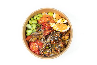 Çiğ somon, pirinç, ananas ve sebzeli dürtme kasesi.